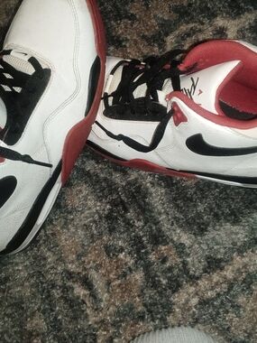 Nike Men's White Black Red Low-Top Sneakers